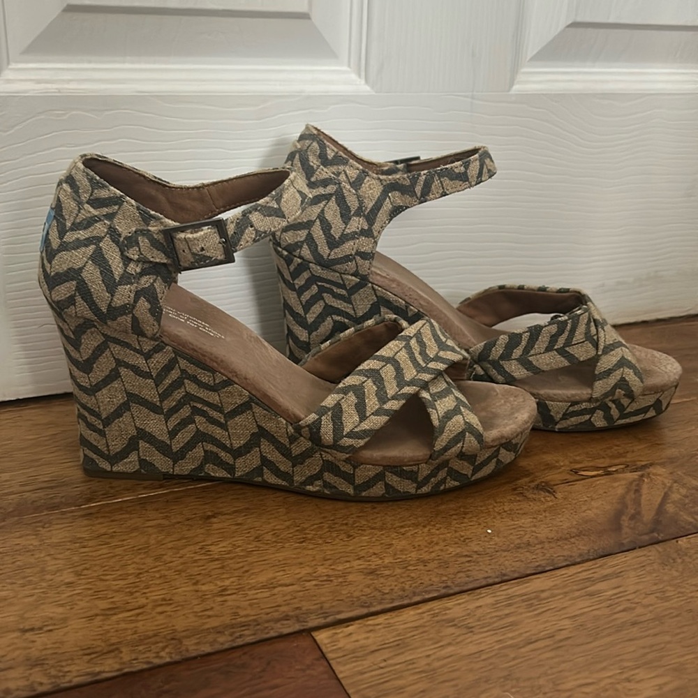 EUC Toms Wedge Sandals